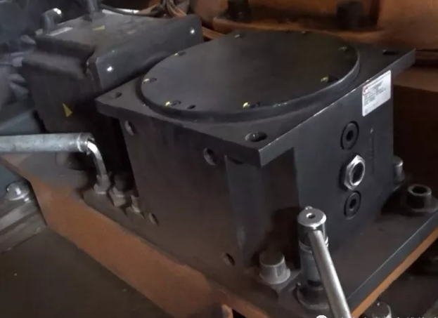 擰松變數(shù)箱的三個(gè)緊固螺絲，和一個(gè)偏心輪的緊固螺絲