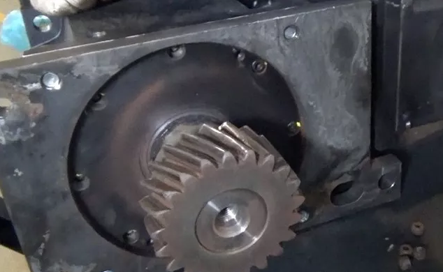 齒輪箱的的螺絲斷了六根，外嚙合的斜齒輪嚴(yán)重磨損