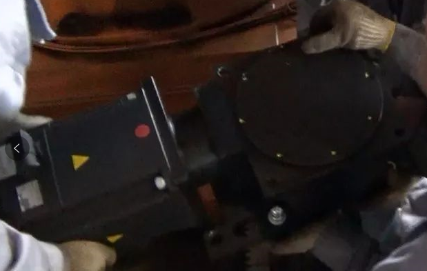 放入齒輪箱的時(shí)候，保證馬達(dá)側(cè)要抬高點(diǎn)，保證斜齒輪之間的嚙合更順暢